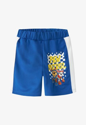 Niebieskie sportowe spodenki dziecięce z białymi paskami po bokach i żółtym napisem „PAW PATROL” nad dwoma kreskówkowymi szczeniakami na prawej nogawce.