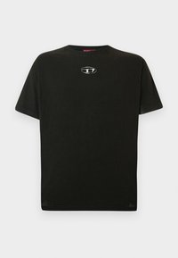 Juodas medvilninis marškinėliai trumpomis rankovėmis, apvaliu kaklu ir mažu metaliniu logotipu krūtinėje. Lygus paviršius ir tiesus kirpimas.