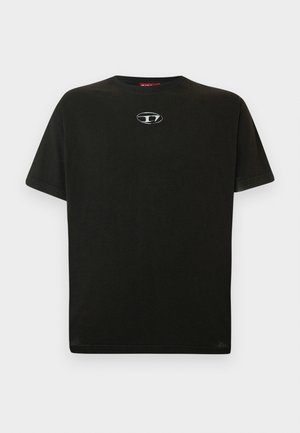 Juodas medvilninis marškinėliai trumpomis rankovėmis, apvaliu kaklu ir mažu metaliniu logotipu krūtinėje. Lygus paviršius ir tiesus kirpimas.