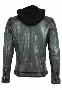 Zwarte leren jasje met een gestructureerde afwerking, voorzien van een zwarte stoffen capuchon, ritsen bij de mouwen en zichtbare stikdetails.