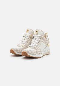 Sneakers bianchi e beige con un motivo testurizzato, dettagli dorati, una suola alta a zeppa e lacci bianchi. Presentano il marchio sulla linguetta.
