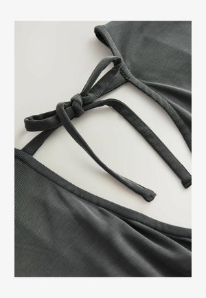 Top de bikini gri cu nervuri, dotat cu o închidere prin nod și bretele subțiri. Materialul are o textură netedă și un design minimal.