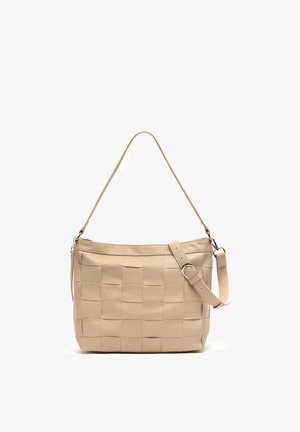 Sac à bandoulière en cuir tressé beige avec sangle réglable et boucle en métal argenté, forme rectangulaire, texture lisse, design minimaliste.