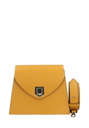 Gelbe strukturierten Leder-Handtasche mit einem dreieckigen Klappdeckel, silbernem geometrischen Verschluss und abnehmbarem Trageriemen. Kompaktes Design mit klaren Linien.