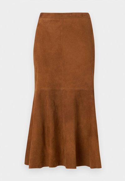Brauner Wildleder-Midirock mit einem ausgestellten Saum, der eine glatte Textur und Nahtdetails an den Seiten und im Rücken aufweist.