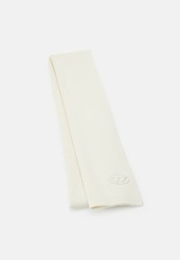 Rebrasti headband boje kreme izrađen od mekanog materijala, s malim izvezenim logom u kontrastnoj boji s jedne strane.