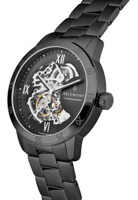 Orologio automatico nero da polso con quadrante scheletrato, caratterizzato da audaci numeri argentati, un bracciale in acciaio inossidabile e meccanismi interni complessi.