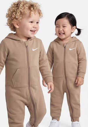 Nike Sportswear, ESSENTIALS HOODED COVERALL - Jumpsuit - hemp