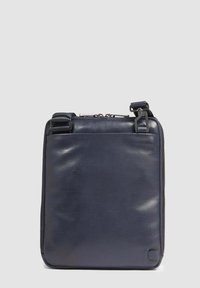 Borsa per tablet in pelle blu navy con texture liscia, forma rettangolare, chiusura con zip superiore e spallaccio regolabile. Design semplice sul davanti.