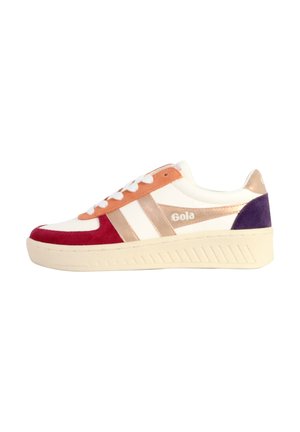 Baskets multicolores avec une base blanche, un embout en suède rouge, un accent orange et des rayures métalliques dorées, dotées d'une semelle beige texturée et du logo Gola.
