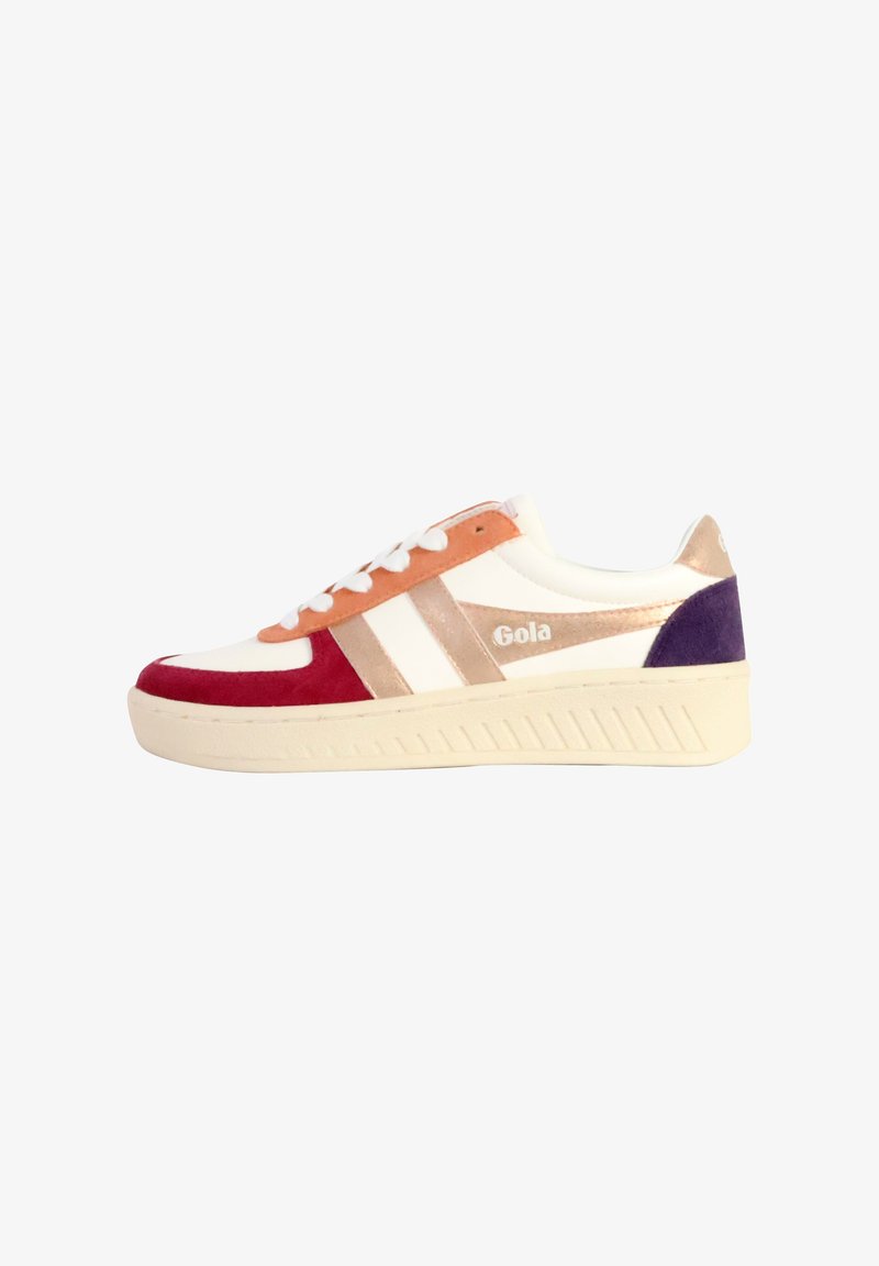 Sneaker multicolore con base bianca, punta in suede rossa, accento arancione e strisce metalliche dorate, caratterizzata da una suola beige texturizzata e dal marchio Gola.