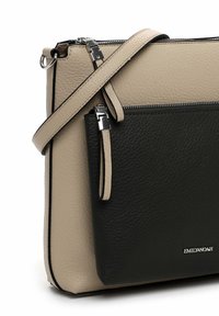 Bolso de cuero texturizado con una sección superior beige y una sección inferior negra. Incluye una correa desmontable y bolsillos con cremallera.