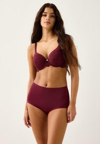 Burgundy spetsbehå med vadderade kupor, justerbara band och en dekorerad knapp i mitten. Högmidjade matchande trosor med slät textur.