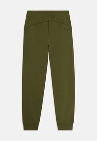 Pantalones de chándal de color verde oliva de Champion con cintura elástica, tobillos ajustados y un sutil logo en el muslo derecho frontal.
