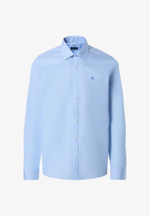 Hellblaues Hemd mit Knöpfen aus strukturiertem Stoff, das ein kleines Emblem auf der Brust, lange Ärmel und ein klassisches Kragendesign aufweist.