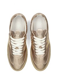 Zapatillas metálicas doradas con cordones blancos, punta redonda, paneles texturizados y suela acolchada. Marca visible en la lengüeta y en las plantillas.