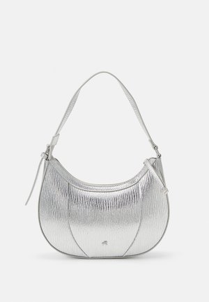 Sac d'épaule argenté texturé en forme de croissant avec fermeture éclair et sangle courte.
