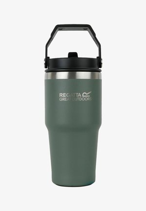 Zielony izolowany kubek podróżny z czarną pokrywką i uchwytem, obrzeże ze stali nierdzewnej, z nadrukiem "Regatta Great Outdoors" z przodu.