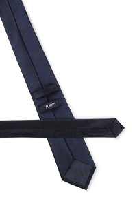 Marineblaue Krawatte aus glattem Stoff, mit einem schlichten Design, hexagonalem Ende und einem Markenetikett mit kontrastierendem Akzent.