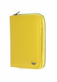 Portefeuille en cuir jaune zippé tout autour avec un petit emblème argenté dans le coin inférieur, fermé sur fond blanc.