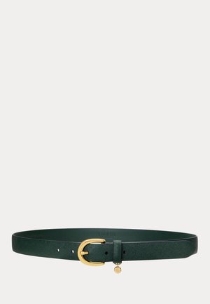 Ceinture en cuir texturé vert foncé avec boucle courbée dorée et petit pendentif rond doré attaché à la boucle de ceinture.