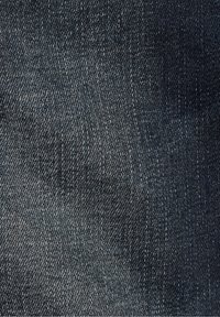 Tejido de mezclilla oscura con un tejido de sarga en diagonal, que presenta una textura suave y sutiles variaciones en el color, creando una apariencia azul rica y profunda.