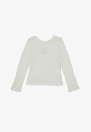 Camisa blanca de manga larga con ligero fruncido en el centro delantero y en las mangas, con escote redondo y corte ajustado.