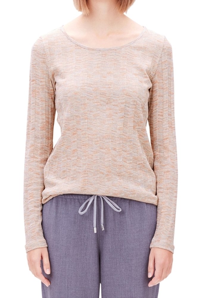 Långärmad topp i beige med ett texturerat zigzagmönster, rund halsringning; tillsammans med grå dragsko-byxor för en avslappnad fit.