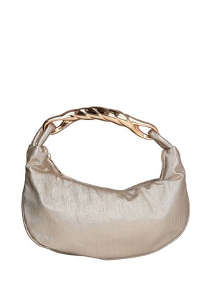Bolso brillante color beige con forma de media luna, cuerpo de tela suave y asa de metal retorcido en tono dorado.