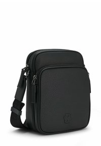 Borsa a tracolla in pelle nera con finitura testurizzata, doppia chiusura con zip, tracolla regolabile e logo impresso sul davanti. Forma compatta e rettangolare.