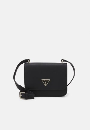 Schwarze rechteckige Umhängetasche mit verstellbarem Riemen und einer dreieckigen metallischen GUESS-Logo-Plakette auf der Vorderklappe.