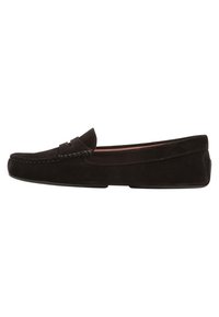 Schwarze Wildlederloafer mit einer Mokassinschnauze, dekorativer Stickerei und einer flachen Gummisohle. Glatte Textur und minimalistisches Design.