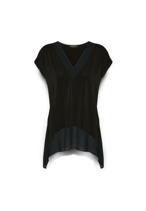 Blusa negra de manga corta y escote en V. Presenta un dobladillo en azul oscuro en contraste y un tejido ligero y fluido.