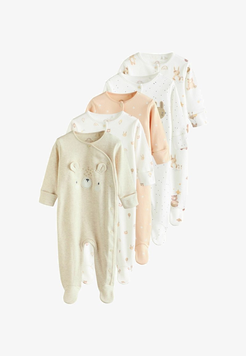 Vijf romper pakken met lange mouwen en voetjes, in beige, wit en perziktinten, met dieren- en sterpatronen.