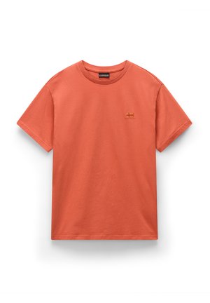 Kortärmad t-shirt i korall, tillverkad av mjuk bomull. Har en rund halsringning och en liten, broderad logga i orange på vänster bröst.