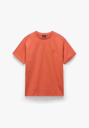 T-shirt a maniche corte in corallo, realizzata in morbido cotone. Presenta un collo rotondo e un piccolo logo ricamato arancione sul lato sinistro del petto.