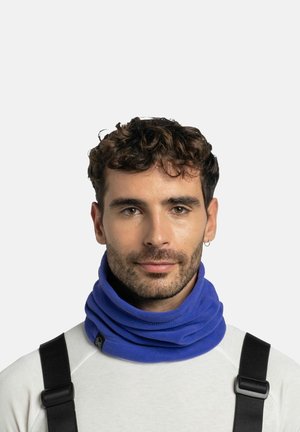 Cuello térmico azul de forro polar con una textura suave, que presenta un diseño enrollado y una pequeña etiqueta de logo visible en el lateral.