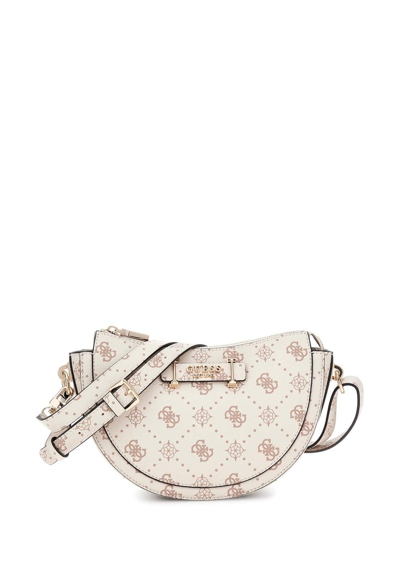 Beige halvmåne crossover taske med justerbar sele, guldfarvede hardware og gentagende Guess logo mønster.