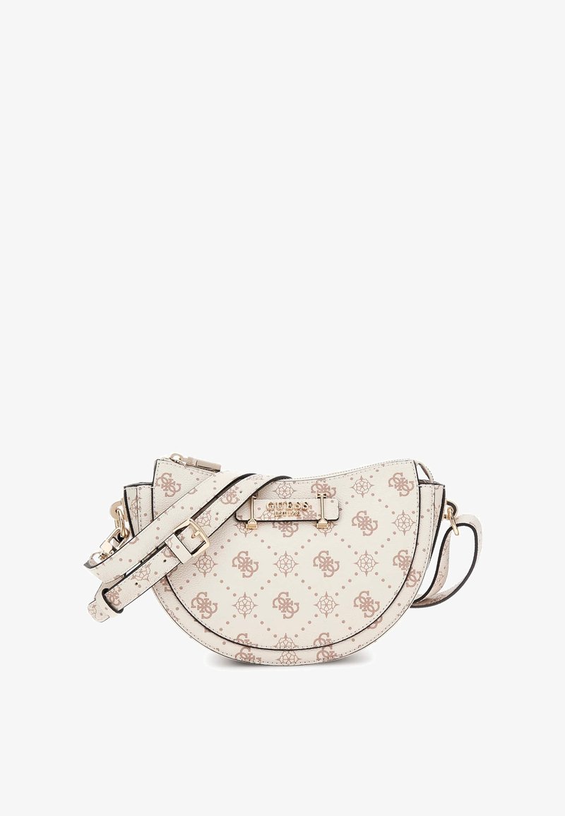 Beige křížová taška ve tvaru půlměsíce s nastavitelným popruhem, zlatými kovovými prvky a opakujícím se vzorem loga Guess.