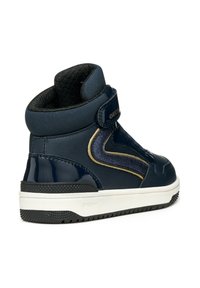 Sneakers alta blu navy realizzati in pelle patent lucida con un colletto in tessuto testurizzato. Presentano una chiusura in velcro e dettagli decorativi dorati.