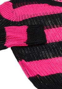 Velluto a coste nero e rosa, con una texture a trama aperta e motivi a riquadri distintivi, arricchito da accenti rosa a contrasto.