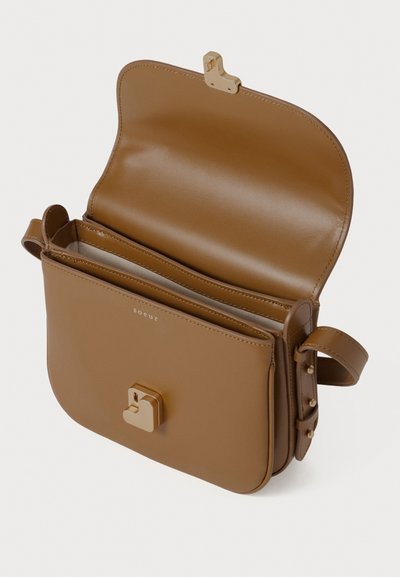 Borsa a tracolla in pelle marrone con chiusura in metallo dorato. Presenta una forma strutturata, scomparti interni e una texture liscia.