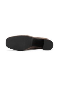 Semelle d'une chaussure en daim marron avec une semelle extérieure en caoutchouc noir texturé et un petit talon carré.