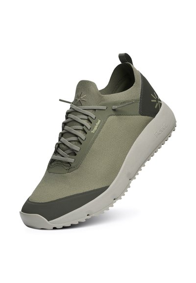 Scarpa sportiva verde con tomaia in rete testurizzata, lacci grigi e suola in gomma. Presenta un accento verde scuro sul tallone.