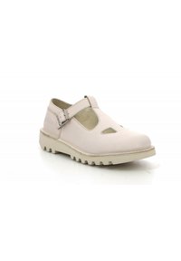 Zapato de cuero rosa claro con una correa de hebilla, diseño de punta descubierta, detalles troquelados y una suela gruesa y texturizada para mayor agarre.