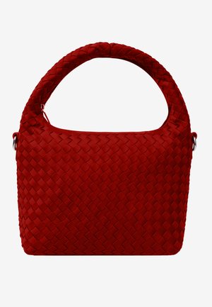 Κόκκινη πλεκτή τσάντα χειρός με στρογγυλεμένη λαβή, που διαθέτει λείο υφή και ορθογώνιο σχήμα. Κλειστό σχεδιασμό, χωρίς ορατά μεταλλικά μέρη ή διακοσμητικά.