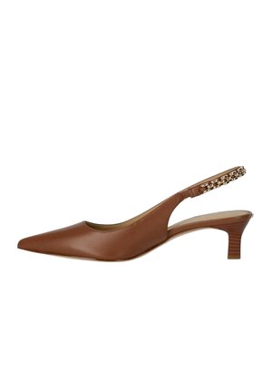 Scarpa slingback in pelle marrone con punta appuntita, tacco basso a blocchi e dettaglio di catena dorata sulla cinghia.