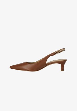 Scarpa slingback in pelle marrone con punta appuntita, tacco basso a blocchi e dettaglio di catena dorata sulla cinghia.