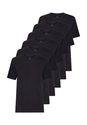 Sei t-shirt nere semplici a maniche corte con scollo rotondo impilate in un disegno sfalsato su sfondo bianco.