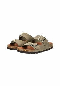 Zwei olivgrüne Wildleder-Sandalen mit breiten Riemen, silbernen Schnallelementen und einer Korksohle mit einem strukturierten braunen Outdoor-Profil.